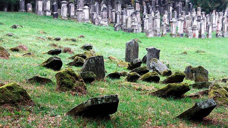 Im Vordergrund alte Grabsteine aus den Anfangsjahren um 1650, hinten der neuere Teil von 1830 bis 1870 Fotos: Roland Dietz