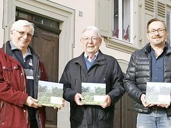 Ein lokales Gemeinschaftswerk ist "Des Zeiler Guck- und Kochbuch", das Autor Holger Gerk und Bürgermeister Thomas Stadelmann gestern der Öffentlichkeit vorstellten. Unser Bild zeigt (von links) Thomas Stadelmann, Martin Schlegelmilch, Holger Gerk, Bernd Gehrig und Ute Holch von Holch-Medienservice.