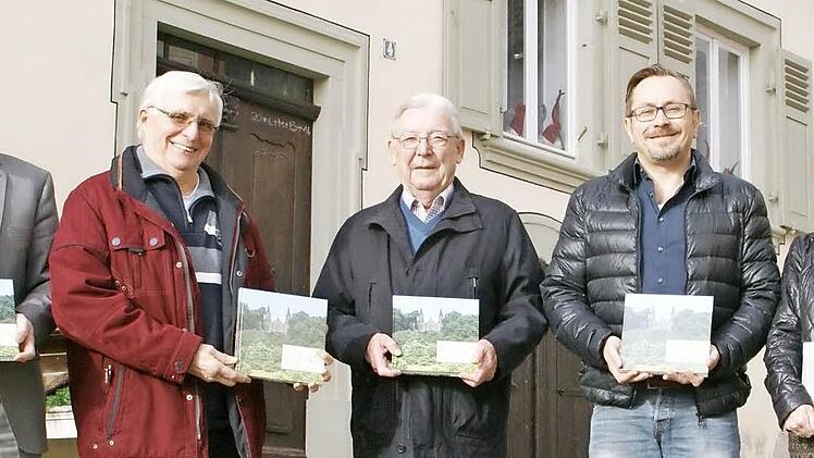 Ein lokales Gemeinschaftswerk ist "Des Zeiler Guck- und Kochbuch", das Autor Holger Gerk und Bürgermeister Thomas Stadelmann gestern der Öffentlichkeit vorstellten. Unser Bild zeigt (von links) Thomas Stadelmann, Martin Schlegelmilch, Holger Gerk, Bernd Gehrig und Ute Holch von Holch-Medienservice.