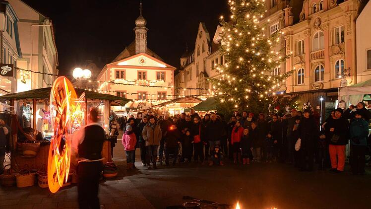 Feuer- und Lasershow von Markus Just auf dem Bad Kissinger Weihnachtsmarkt 2016. Foto: Peter Rauch