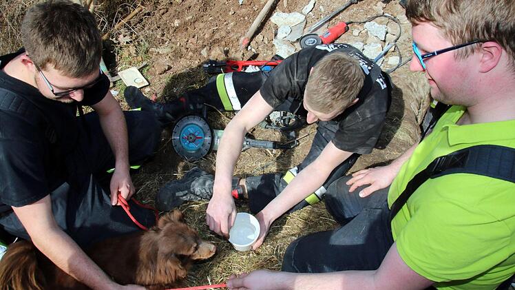 Erst einmal reichen die Rettungskräfte den Geretteten etwas Wasser.
