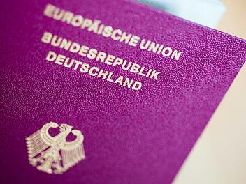 Am Flughafen zeigt eine fränkische Familie ihre Pässe. Die seien gestohlen, wird ihnen gesagt. Die Behörden machten einen Fehler, zahlen muss die Familie. Foto: Rolf Vennenbernd/dpa