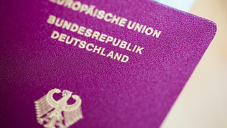 Am Flughafen zeigt eine fränkische Familie ihre Pässe. Die seien gestohlen, wird ihnen gesagt. Die Behörden machten einen Fehler, zahlen muss die Familie. Foto: Rolf Vennenbernd/dpa