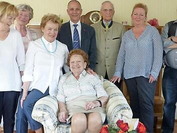 Die Jubilarin Ursula Schütze (sitzend) mit stehend (von links) Marianne Brendel, Ingrid Thomas, Tochter Edeltraud Gerlinger, Bürgermeister Franz Uome, Schwiegersohn Karl Gerlinger, Dagmar Knade und Reinhard Brendel  Foto: kpw