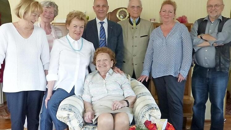 Die Jubilarin Ursula Schütze (sitzend) mit stehend (von links) Marianne Brendel, Ingrid Thomas, Tochter Edeltraud Gerlinger, Bürgermeister Franz Uome, Schwiegersohn Karl Gerlinger, Dagmar Knade und Reinhard Brendel  Foto: kpw