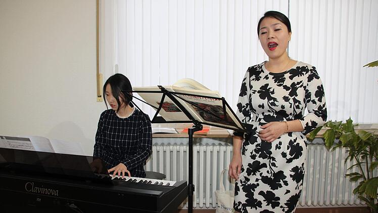 Mit glockenheller Stimme sang die Sopranistin Eun Ju Choi die romantische Weise "You Raise Me Up", einfühlsam begleitet von Haga Yi am Klavier.Stephan Stöckel
