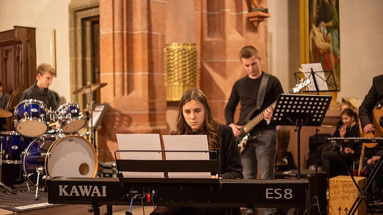 Paulina Schorn am Piano (Mitte), Julius Kreuz am Schlagzeug (links) und Til Batzner an der Gitarre (rechts) unterstützten die Band an ihren Instrumenten. Martin Würstlein