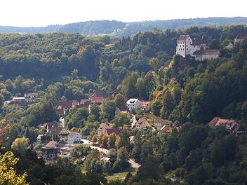 Egloffstein im Herbstkleid - unten links  die Kita "Elmar", die erweitert werden soll Foto: Reinhard Löwisch