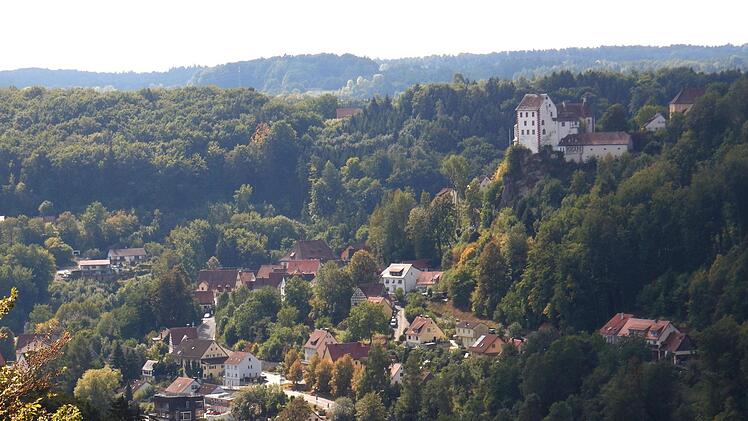 Egloffstein im Herbstkleid - unten links  die Kita "Elmar", die erweitert werden soll Foto: Reinhard Löwisch