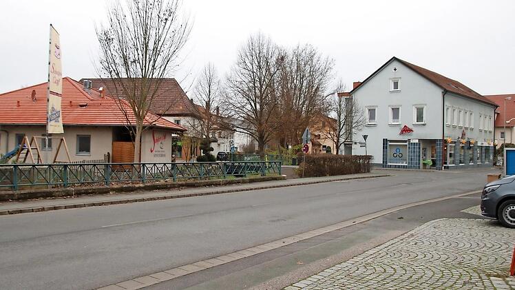 Wo heute eine trist Asphaltfläche das Bild bestimmt, soll im nächsten Jahr eine ansprechende Gestaltung optisch für Abwechslung sorgen.