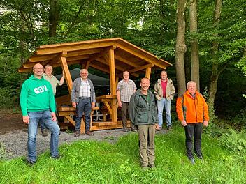 Sind stolz über die neue überdachte Sitzgruppe (von links): Armin Hahn (Vorsitzender Gartenbauverein Schönderling), Alfred Greifensteiner (Projektleiter), Albert Beck, Hugo Karges, Karl-Heinz Schuhmann, Arnulf Schöberl (ehemaliger Revierleiter) und Daniel Zippert (Forstbetriebsleiter Bayerische Staatsforsten). Weiter waren noch Dominik Greifensteiner, Ludwig Beck und Christian Wolf (nicht auf dem Foto) beteiligt.