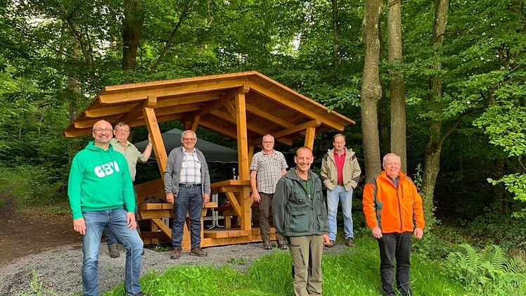 Sind stolz über die neue überdachte Sitzgruppe (von links): Armin Hahn (Vorsitzender Gartenbauverein Schönderling), Alfred Greifensteiner (Projektleiter), Albert Beck, Hugo Karges, Karl-Heinz Schuhmann, Arnulf Schöberl (ehemaliger Revierleiter) und Daniel Zippert (Forstbetriebsleiter Bayerische Staatsforsten). Weiter waren noch Dominik Greifensteiner, Ludwig Beck und Christian Wolf (nicht auf dem Foto) beteiligt.