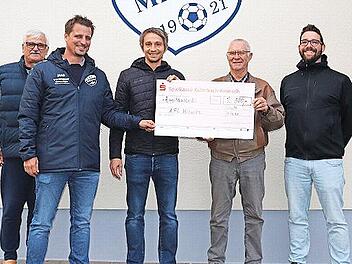 Strahlende Gesichter bei der Spendenübergabe (von links): Ehrenvorsitzender Robert Martin, Vorsitzender Tobias Martin, Kassierer Carsten Engel (alle 1. FC Mitwitz) sowie Kassierer Sebastian Höpflinger und Vorsitzender Thomas Bürger (beide TV 1889 Mitwitz)
