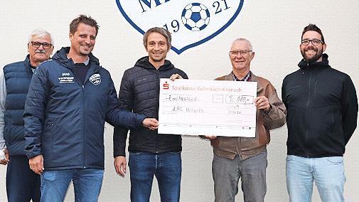 Strahlende Gesichter bei der Spendenübergabe (von links): Ehrenvorsitzender Robert Martin, Vorsitzender Tobias Martin, Kassierer Carsten Engel (alle 1. FC Mitwitz) sowie Kassierer Sebastian Höpflinger und Vorsitzender Thomas Bürger (beide TV 1889 Mitwitz)