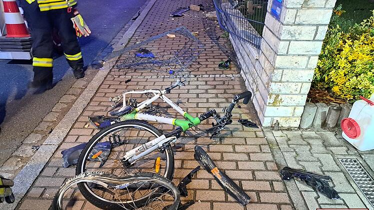 Feuerwehreinsatz in Heßdorf: Auto prallt gegen Mauer