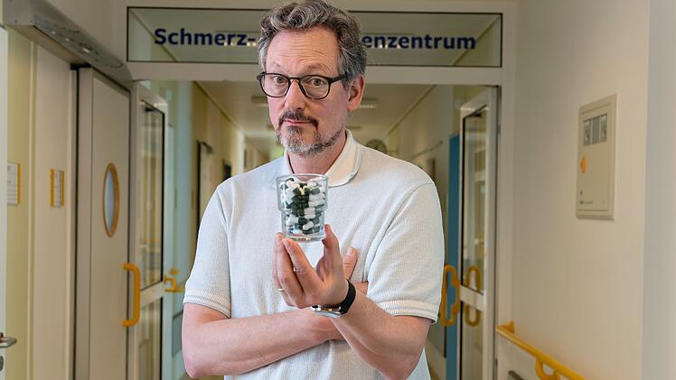 In Deutschland werden jedes Jahr über 100 Millionen Packungen Schmerzmittel verkauft. Zu häufig greifen wir unbedacht zu Medikamenten, oft ohne ärztliche Beratung.