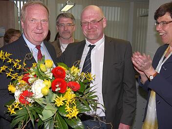 Da applaudiert sogar die Landtagsabgeordnete: Susann Biedefeld und Wahlleiter Dieter Scherbel (Mitte) waren mit die ersten Gratulanten für Werner Thomas. Hinten: Landrat Michael Busch. Foto: Berthold Köhler