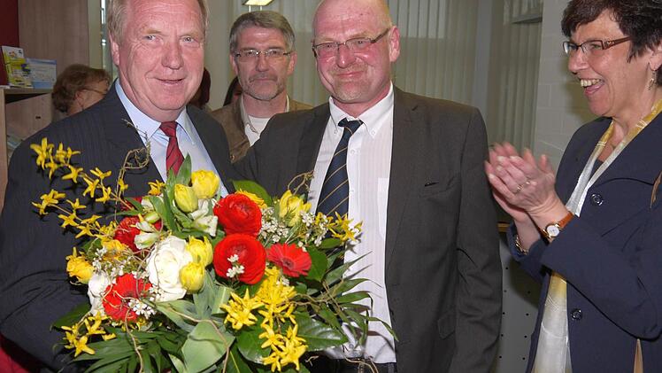 Da applaudiert sogar die Landtagsabgeordnete: Susann Biedefeld und Wahlleiter Dieter Scherbel (Mitte) waren mit die ersten Gratulanten für Werner Thomas. Hinten: Landrat Michael Busch. Foto: Berthold Köhler