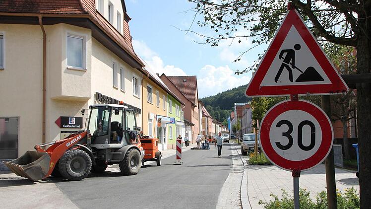 Ein Baustellen-Schild weist darauf hin, dass trotzdem noch hier und dort gearbeitet wird.