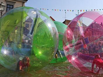 Die "Magic Balls" schwimmen. Foto: Barbara Herbst
