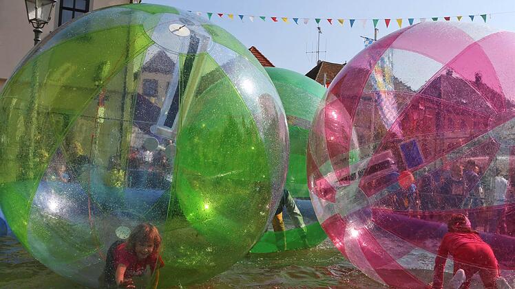 Die "Magic Balls" schwimmen. Foto: Barbara Herbst