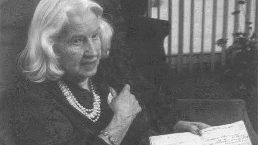 Ingeborg Gräfin Kálnoky als 87-Jährige mit dem Gästebuch des Zeugenhauses. Foto: Buch "Das Zeugenhaus"/Goldmann Verlag