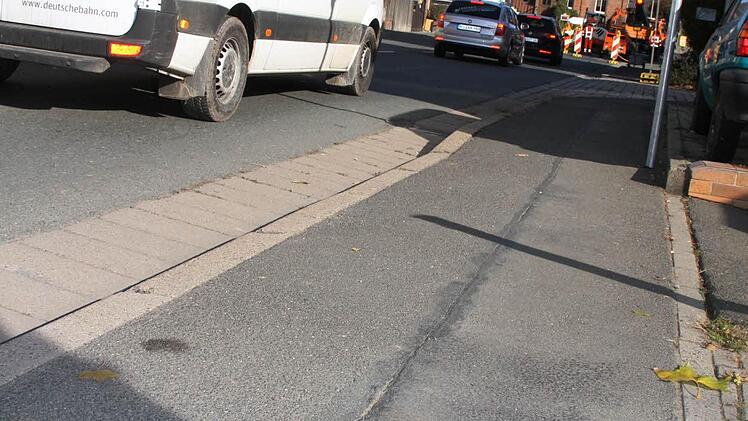 Weitere Schieber, die ausgetauscht werden müssen, liegen im Gehwegbereich.
