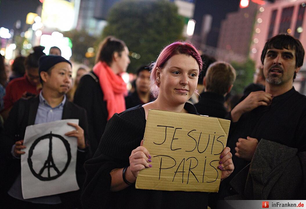 Weltweit gedenken Menschen den Opfer des Terrors von Paris