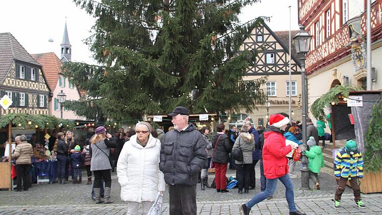 Der Nikolausbasar erfreute sich zahlreicher Besucher. Foto: Gerda Völk