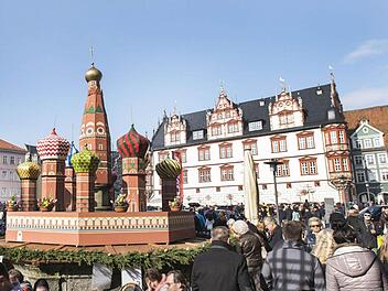 Der Osterbrunnen mit dem Roten Platz von Moskau löste kontroverse Diskussionen aus. Der Citymanager lobt aber vor allem das kreative Engagement der Schüler. Foto: Hagen Lehmann