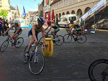 Eine gelbe Tonne markierte den Wendepunkt der Radstrecke in Lauingen. Foto: Florian Teichmann