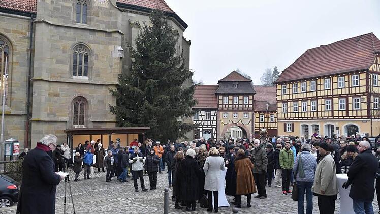 Eine große Zahl von Königsbergern war der Einladung von Bürgermeister Bittenbrünn zum Neujahrsempfang auf dem Marktplatz gefolgt.