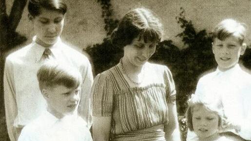 Nina von Stauffenberg mit den fünf Kindern