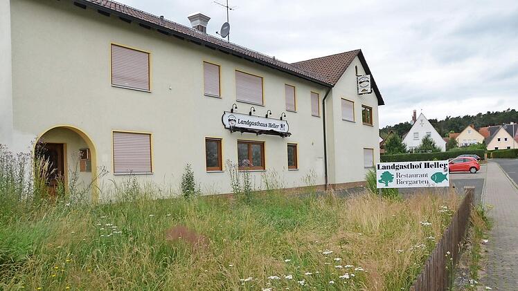 Da war schon reichlich Gras gewachsen: Zwei Jahre stand das Landgasthaus Heller leer, bevor der Eigentümer das Areal verkaufte,