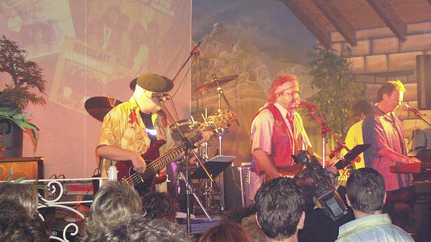 Als Tanzpalast hatte das Schneckeneck einen guten Ruf in der gesamten Region Main-Rhön. Hier auf dem Foto ein Auftritt der legendären Band Kleeblatt. Bis Ende der 1990er Jahre prangte über dem Eingang der Schriftzug "Tanz im Schneckeneck". Foto: Daniel Wiener