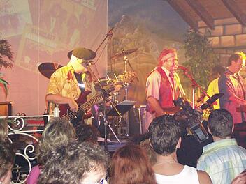 Als Tanzpalast hatte das Schneckeneck einen guten Ruf in der gesamten Region Main-Rhön. Hier auf dem Foto ein Auftritt der legendären Band Kleeblatt. Bis Ende der 1990er Jahre prangte über dem Eingang der Schriftzug "Tanz im Schneckeneck". Foto: Daniel Wiener