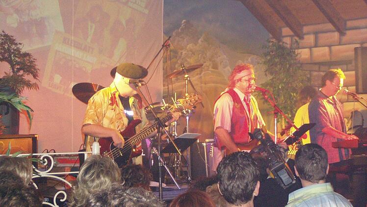 Als Tanzpalast hatte das Schneckeneck einen guten Ruf in der gesamten Region Main-Rhön. Hier auf dem Foto ein Auftritt der legendären Band Kleeblatt. Bis Ende der 1990er Jahre prangte über dem Eingang der Schriftzug "Tanz im Schneckeneck". Foto: Daniel Wiener