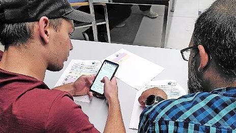 Die App-Lotsen Jannik Franz und Markus Jahn kümmern sich als fiktive Person „Harald“ um das Thema Nachbarschaftshilfe.