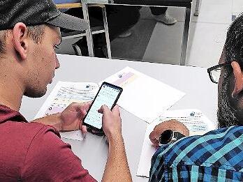 Die App-Lotsen Jannik Franz und Markus Jahn kümmern sich als fiktive Person „Harald“ um das Thema Nachbarschaftshilfe.