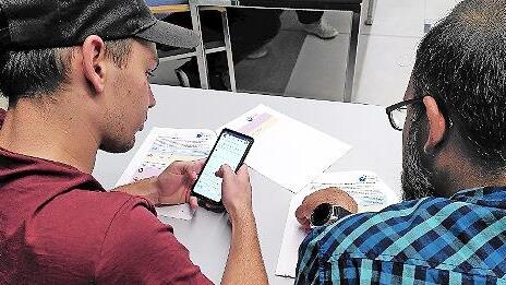 Die App-Lotsen Jannik Franz und Markus Jahn kümmern sich als fiktive Person „Harald“ um das Thema Nachbarschaftshilfe.