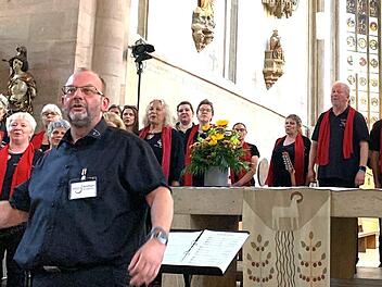 Wolfram Brüggemann und der Staffelsteiner Chor „Good News“ bei ihrem Auftritt in Nürnberg,