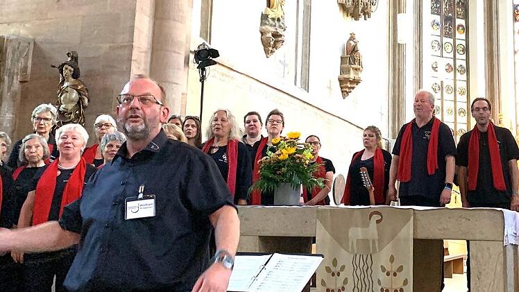 Wolfram Brüggemann und der Staffelsteiner Chor „Good News“ bei ihrem Auftritt in Nürnberg,