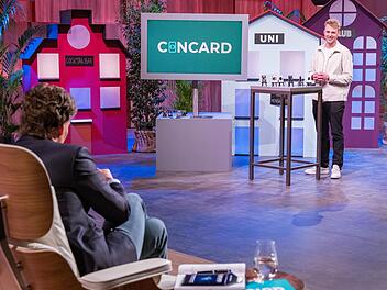 Eine Schutzh&uuml;lle f&uuml;r Kondome im Portemonnaie: Gr&uuml;nder Patrick Beyer (rechts) stellt den verbl&uuml;fften L&ouml;wen seine Start-up-Idee vor.