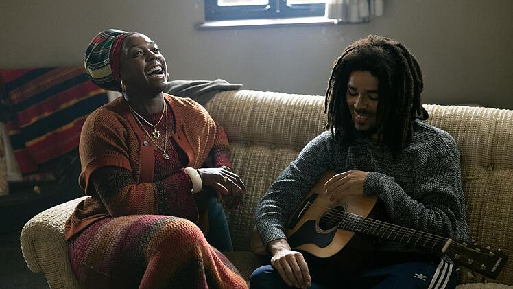 "Bob Marley: One Love" erz&auml;hlt von Bob Marleys (Kingsley Ben-Adir) Musik, aber auch von seiner Beziehung zu Ehefrau Rita (Lashana Lynch).