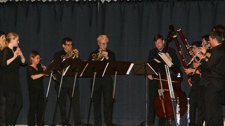 Noch nie hat das Bläsernonett der Bamberger Symphoniker vor 420 Kindern gespielt, bis zum Kinderkonzert in Haßfurt gestern. Sie spielten "Ein Sommernachtstraum" nach William Shakespeare zu Musik von Felix Mendelssohn-Bartholdy.