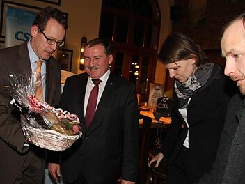 Natürlich gab es für den Stargast der CSU ein bisschen Wegzehrung: Wolfram Brehm überreichte - auch im Namen der Bundestagsabgeordneten Emmi Zeulner und des stellvertretenden Landrates Jörg Kunstmann sowie der beiden CSU-Abgeordneten Martin Schöffel und Ludwig Freiherr von Lerchenfeld - einen kleinen Präsentkorb für den Auftritt in Kulmbach an den parlamentarischen Staatssekretär Max Straubinger. Foto: Sonny Adam