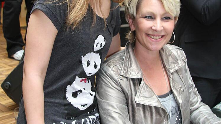 Claudia Jung sang sich in die Herzen der Besucher - hier die 16-jährige Jacqueline Finger. Foto: Sonja Adam