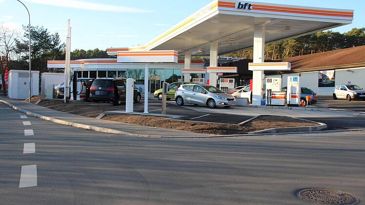 Die neue Tankstelle im Lohmühlweg in Röttenbach wurde am Sonntagabend Ziel eines Überfalls.  Foto: Christian Bauriedel