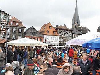 Dunkle Wolken trübten zwar den Himmel, nicht aber die Stimmung der Besucher des Lichtenfelser Bierfestes.  Fotos: Gerda Völk
