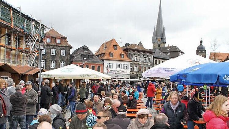 Dunkle Wolken trübten zwar den Himmel, nicht aber die Stimmung der Besucher des Lichtenfelser Bierfestes.  Fotos: Gerda Völk